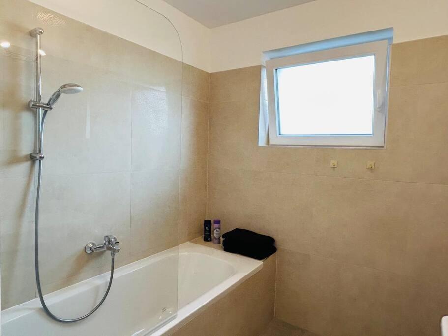Sunny Modern With Balcony - Free Parking Apartment Wien
